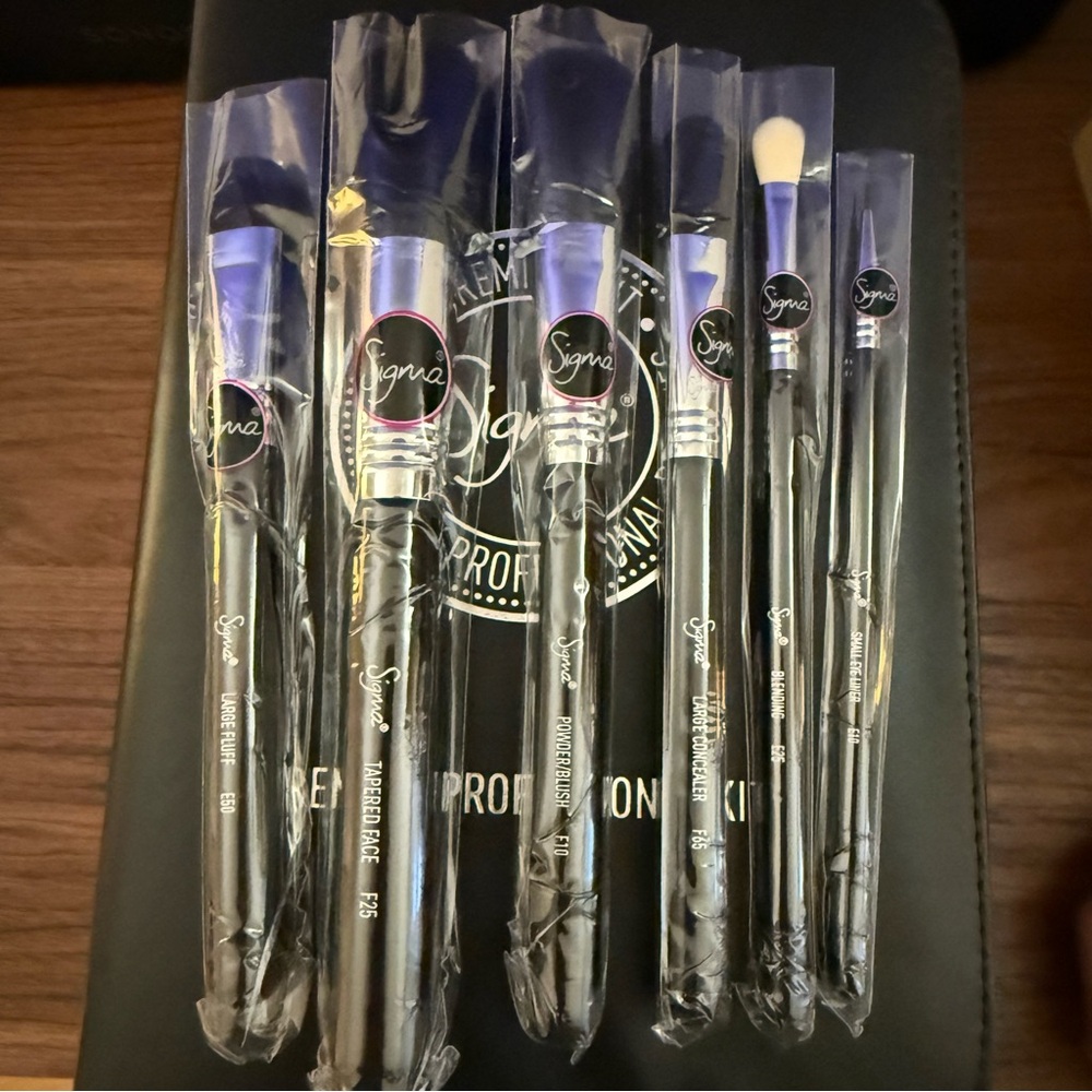 NEW Sigma Beauty Brushes - Set of 6 Brushes